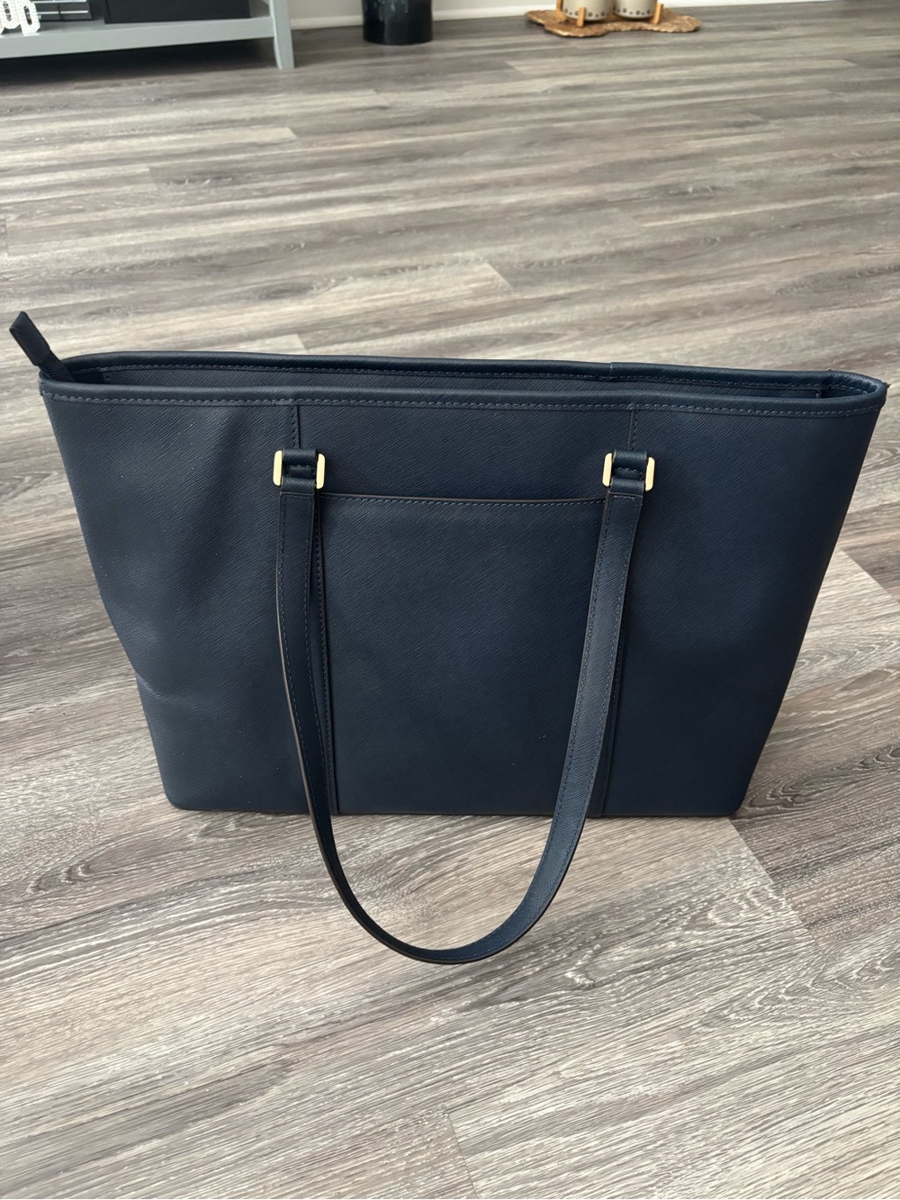 ⚜️Michael Kors Tote with Gold MK Charm - Picture 2 of 5